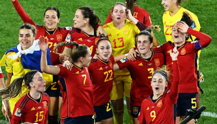 اسپین کی کھلاڑیوں نے میچ جیتنے کے بعد پورے گراؤنڈ میں 82 ہزار 500 شائقین کے سامنے اپنی فتح کا بھرپور جشن منایا: فوٹو:فیفا