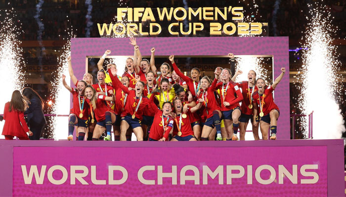 سنسنی خیز مقابلے کے بعد اسپین کی ٹیم نے انگلینڈ کی ٹیم کو 0-1 سے شکست دیکر پہلی مرتبہ عالمی چیمپئن کا تاج اپنے نام کر لیا— فوٹو: فیفا