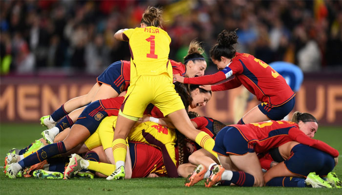 اسپین کی کپتان اولگا کارمونا نے فائنل میچ کے پہلے ہاف میں گول کرکے اپنی ٹیم کو برتری لائی، اسپین کی پوری ٹیم نے جان لگا کر اپنی کپتان کے گول کا دفاع کرتے ہوئے اسی ایک گول سے اپنے نام کیا— فوٹو:فیفا