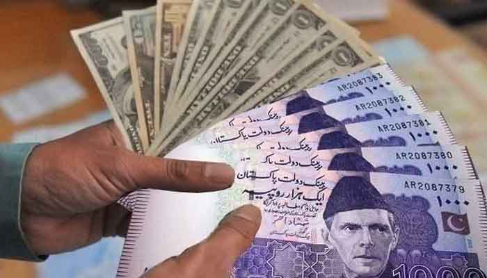 انٹر بینک میں ڈالر 36 پیسے اضافے سے 300 روپے کا ہو گیا ہے۔ فوٹو فائل