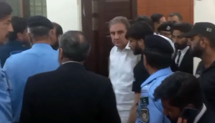 دوران سماعت ایف آئی اے کے اسپیشل پراسیکیوٹر نے شاہ محمود قریشی کے مزید 9 دن کے جسمانی ریمانڈ کی استدعا کی/ اسکرین گریب