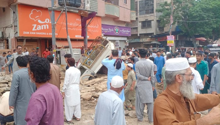 نعمان مسجد کے سامنے زیر زمین سیوریج لائن میں زوردار دھماکہ ہوا جس سے لگ بھگ 100 گز تک کی دکانیں اور ایک پکوان ہاؤس کو شدید نقصان پہنچا /فوٹوجیو نیوز