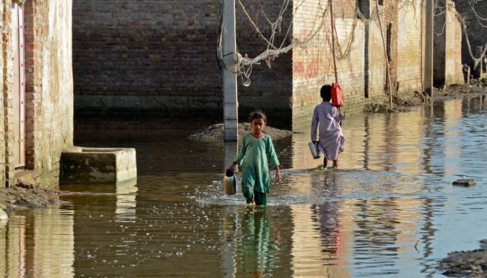 پاکستان کے بچوں کو نہیں بھول سکتے، سیلاب کا پانی چلا گیا لیکن ان کی مشکلات باقی ہیں: یونیسیف رپورٹ/ فوٹو اے ایف پی