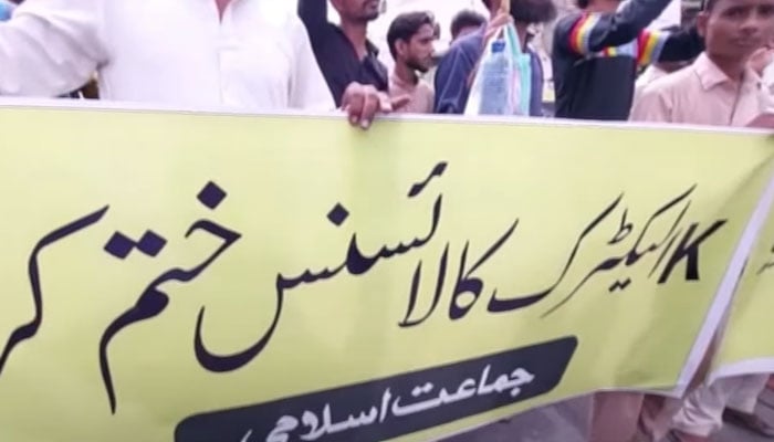 کراچی میں بجلی کے نرخوں میں اضافے پر جماعت اسلامی اور تاجروں نے کے الیکٹرک کے خلاف احتجاج کیا— فوٹو: اسکرین گریب