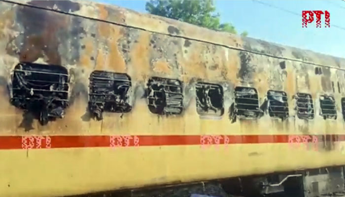 ٹرین کی پرائیوٹ کوچ میں سوار مسافر کی جانب سے چائے بنانے کے لیے گیس سلنڈر کا استعمال کیا گیا جس کی وجہ سے کوچ میں آگ لگ گئی: پولیس/ فوٹو پریس ٹرسٹ آف انڈیا