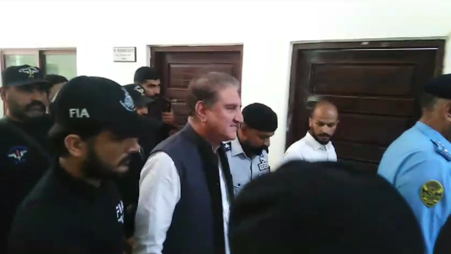 اسپیشل پراسیکیوٹر نے شاہ محمودکا موبائل برآمدکرنے کے لیے مزید 5 روز کے جسمانی ریمانڈ کی استدعا کی جس کی بابر اعوان نے سخت مخالفت کی/ اسکرین گریب