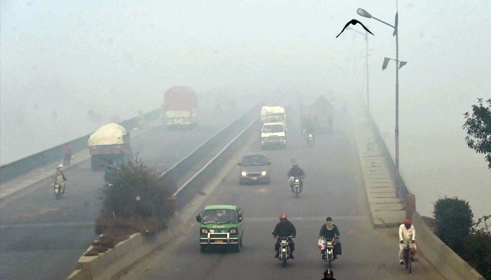 پاکستان کی 98 فیصد آبادی انتہائی آلودہ فضائی ماحول میں رہتی ہے: ائیر کوالٹی انڈیکس کی رپورٹ/ فائل فوٹو