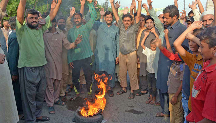 لاہور میں شہریوں کا احتجاج، فوٹو: آن لائن