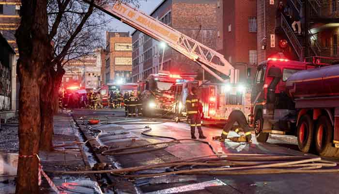 مقامی وقت کے مطابق رات ڈیڑھ بجے عمارت میں آگ لگی جس نے پوری عمارت کو اپنی لپیٹ میں لے لیا: انتظامیہ۔ فوٹو اسکائی نیوز