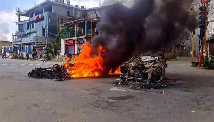 امپھال میں متعدد گھروں کو آگ لگادی گئی ہے جبکہ منی پور کے مختلف علاقوں میں صورتحال اب بھی کشیدہ ہے: بھارتی میڈیا— فوٹو: فائل