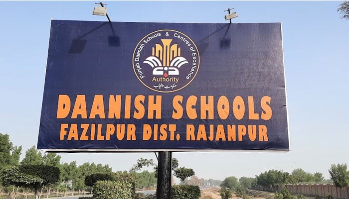 اسکول سے کال آئی کہ آپ کی بچی کی طبیعت خراب ہے، اسکول گئے تو بیٹی سمیت متعدد بچیوں کی طبیعت خراب تھی: والد متاثرہ طالبہ— فوٹو: فائل