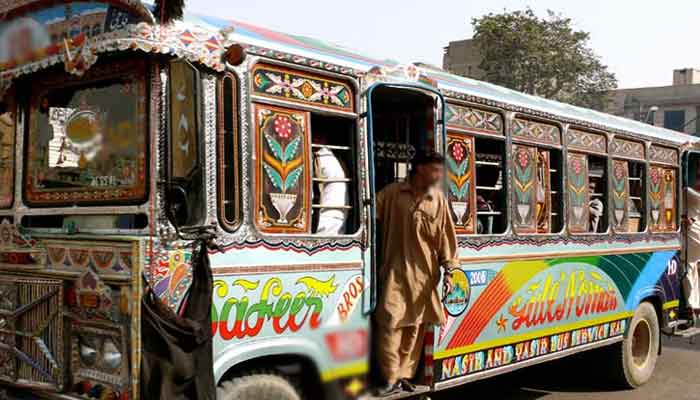 لیدر گارمنٹس فیکٹری کورنگی کے ملازمین بس میں جا رہے تھے کہ تین موٹر سائیکلوں پر سوار 6 مسلح ملزمان نے بس میں موجود 70 افراد کو اسلحے کے زور پر لوٹ لیا۔ فوٹو فائل