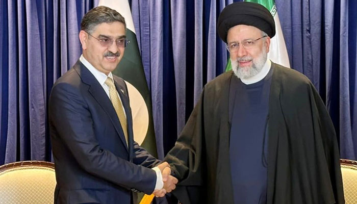 پاکستان اور ایران کو اپنے جغرافیائی محل وقوع کا فائدہ اٹھانا چاہیے: انوار الحق کاکڑ— فوٹو: پی آئی ڈی