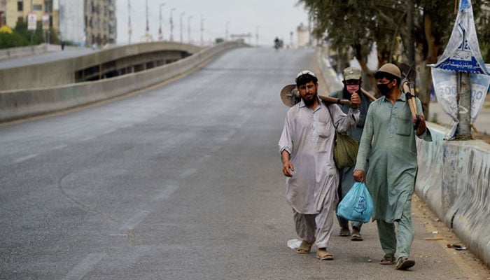 سندھ میں کم سے کم اجرت میں اضافہ نہ ہوسکا جس وجہ سے مہنگائی کے بوجھ تلے دبے مزدور نگران حکومت سے ریلیف کے منتظر ہیں/ فائل فوٹو