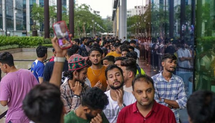 ممبئی میں آئی فون 15 خریدنے کے لیے لوگ ایپل اسٹور کے باہر کھڑے ہیں / فوٹو بشکریہ بلومبرگ