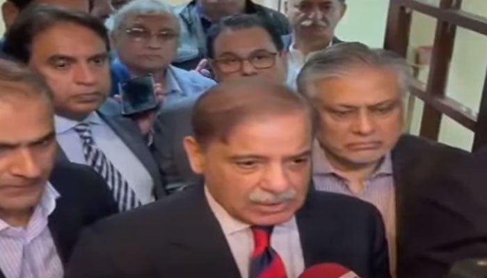 لاہور میں نوازشریف کا فقیدالمثال استقبال ہوگا، ترقی کا سفر وہیں سےشروع ہوگا جہاں نواز کے دور میں ختم ہوا تھا: سابق وزیراعظم کی لندن میں میڈیا سے گفتگو— فوٹو: اسکرین گریب