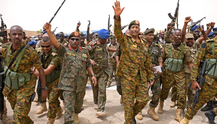 اگر یہ باغی افواج چاہتی ہیں کہ وہ بیرکوں میں واپس جائیں اور دستوں کو رہائشی علاقوں سے واپس بلالیں تو ہم ان میں سے کسی کے بھی ساتھ بیٹھیں گے: جنرل عبدالفتح برہان/ فائل فوٹو