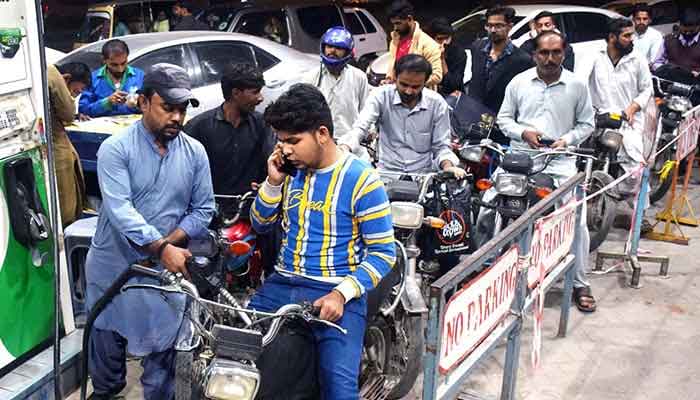 غیر قانونی طور پر باہر ڈالر بھیجنے والوں کو روکنے سے بہتری آئی ہے، ڈالر کی قدر کم ہونے سے عوام کو ریلیف ملے گا: نگران وفاقی وزیر برائے صنعت۔ فوٹو فائل