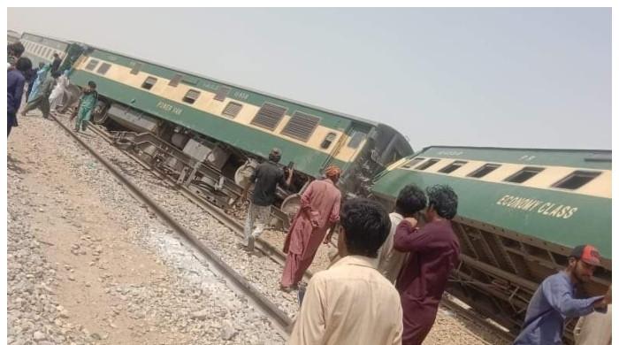شیخوپورہ: مسافر ٹرین ٹریک پرکھڑی ٹرین سے ٹکرا گئی، 20 افراد زخمی