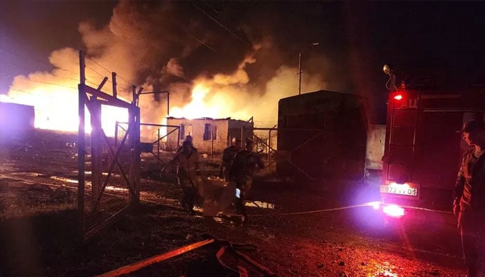 آئل ڈپو میں دھماکے کے بعد تقریباً 300 افراد کو مقامی اسپتال میں داخل کرایا گیا ہے جس میں سے درجنوں افراد کی حالت نازک ہے: میڈیا رپورٹس/ فوٹو رائٹرز