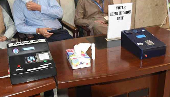 پنجاب حکومت نے آرڈیننس کے ذریعے ووٹنگ مشین کو ختم کردیا، ووٹنگ مشین کے استعمال سے الیکشن نتائج متنازع تصور ہوں گے، نگران کابینہ کو بریفنگ— فوٹو:فائل