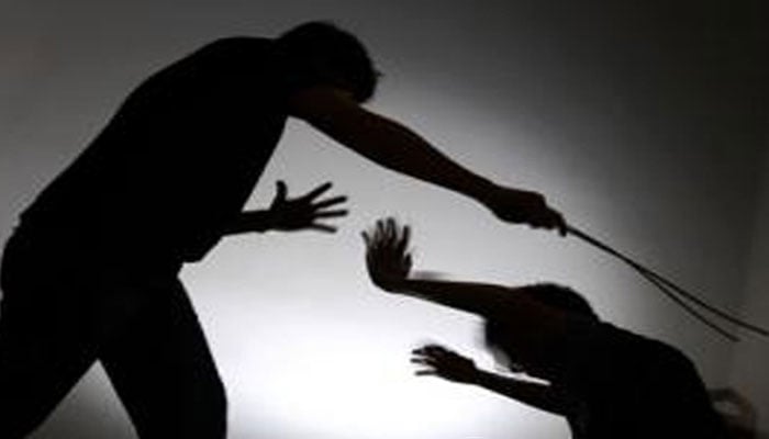 گھریلو ملازمہ دس سالہ بچی پر تشدد کے الزام میں گرفتار ملزم کی بیوی کی گرفتاری کیلئے چھاپے مارے جا رہے ہیں: پولیس— فوٹو: فائل