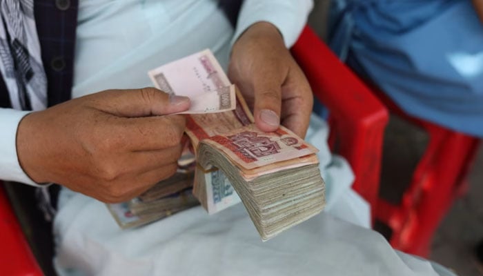 اگست 2021 میں کابل پر دوبارہ کنٹرول کے بعد طالبان نے کرنسی تجارت پر سخت اقدامات کیے جس سے کرنسی مضبوط ہوئی/ فائل فوٹو
