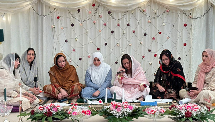 محفل میلاد میں برٹش پاکستانی خواتین کی بڑی تعداد نے شرکت کی— فوٹو: رپورٹر