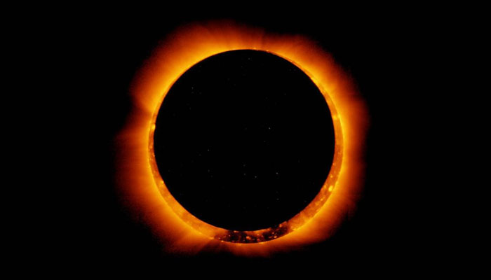 اس سورج گرہن کو ’رِنگ آف فائر‘ کا نام دیا گیا ہے اور اس دوران چاند سورج کو اپنے پیچھے مکمل چھپا نہیں سکے گا: محکمہ موسمیات/ فائل فوٹو