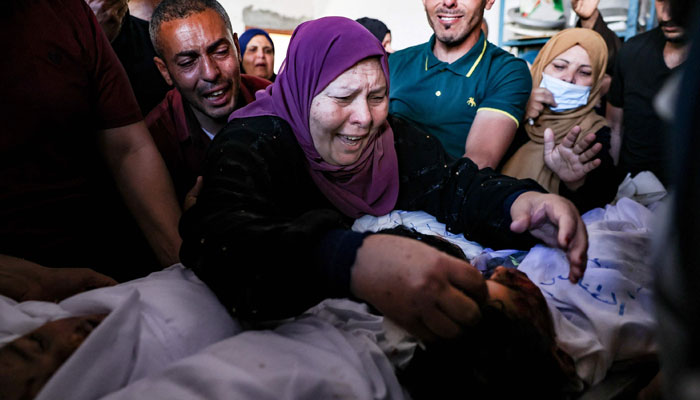 غزہ سے نقل مکانی کرنیوالے تین قافلوں پر اسرائیلی طیاروں کے حملوں میں مزید 70 فلسطینی شہید جبکہ سینکڑوں زخمی ہوگئے— فوٹو: فائل