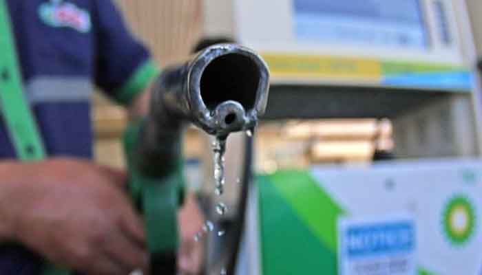 پیٹرول کی ایکس ریفائنری قیمت 36 روپے کمی سے 206 روپے فی لیٹر ہو گئی جبکہ ڈیزل کی ایکس ریفائنری قیمت بھی 19 روپے کم ہو کر 233 روپے ہو گئی ہے۔ فوٹو فائل