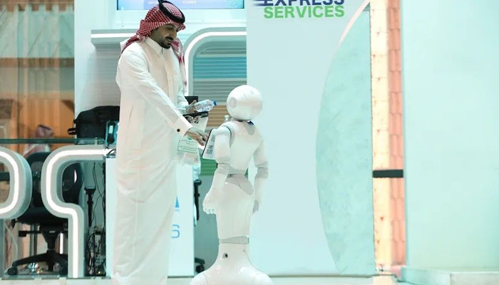 نور آر ون نامی روبوٹ دی کنگ فیصل اسپیشل اسپتال اینڈ ریسرچ سینٹر میں اپنی خدمات فراہم کریں گے/ فوٹو عرب میڈیا