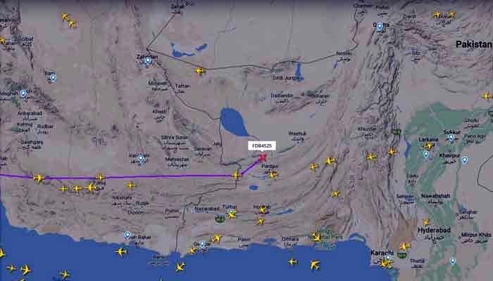 لائیو: سابق وزیراعظم نواز شریف کے طیارے کو اسلام آباد میں لینڈنگ کیلئے گرین سگنل مل گیا