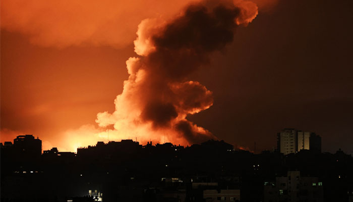 مختلف مقامات پر دھماکوں کی گونج سنائی دے رہی ہے جبکہ کئی مقامات پر آگ بھڑکنے کے سبب دھوئیں کے بادل آسمان کی جانب بڑھتے نظر آرہے ہیں— فوٹو: الجزیرہ