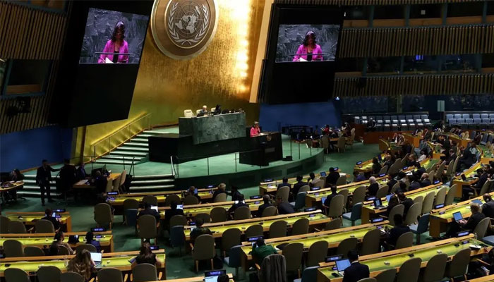 غزہ جنگ سے متعلق اقوام متحدہ کی جنرل اسمبلی کے ہنگامی اجلاس سے امریکی مندوب لینڈا تھومس خطاب کر رہی ہیں— فوٹو: رائٹرز