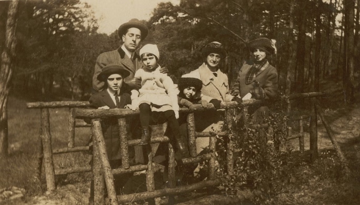 1911 کی اس تصویر میں ماریہ برینیاس وہ بچی ہے جو لکڑی کی باڑ کے اوپر بیٹھی ہے / فوٹو بشکریہ وکی پیڈیا