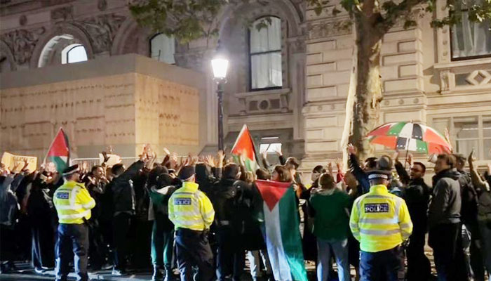 Demonstrators gathered outside the British Prime Minister's Office in favor of the Palestinians shouted slogans in support of the ongoing Israeli aggression and ceasefire in Gaza - Photo: Sky News