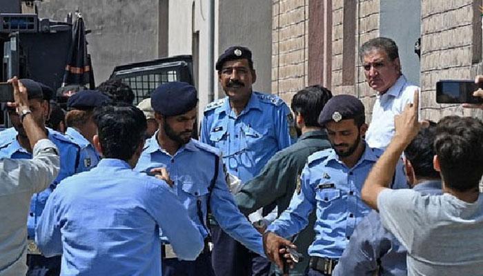 جیل حکام نے شاہ محمود کو فوری اسپتال منتقل کرنے کی اجازت دی جس پر انہیں پمز اسپتال منتقل کیا گیا ہے: ذرائع/ فائل فوٹو