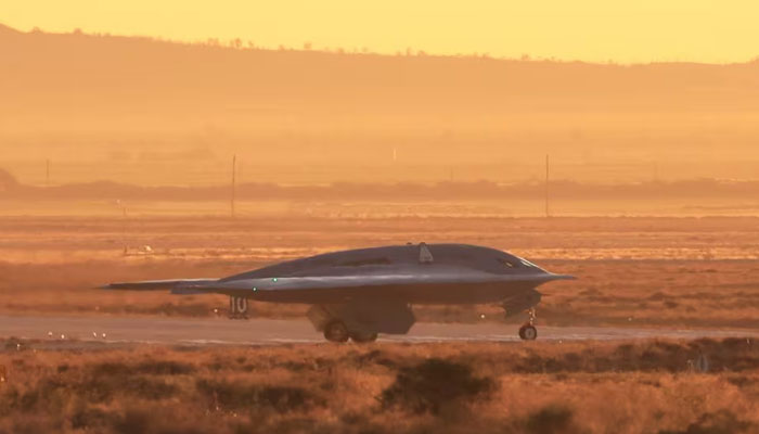 بی 21 بمبار طیارے نے جمعے کی صبح کیلی فورنیا میں ائیرفورس کے 42 ویں پلانٹ سے پہلی مرتبہ باہر نکل کر اپنی پہلی اڑان بھری— فوٹو: رائٹرز