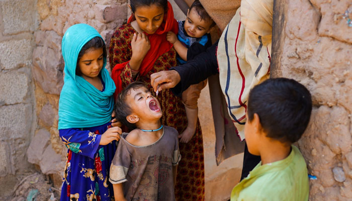 کراچی کے ضلع شرقی میں 31 ماہ کے بچے میں پولیو وائرس کی تصدیق ہوئی، وزارت صحت— فوٹو:فائل
