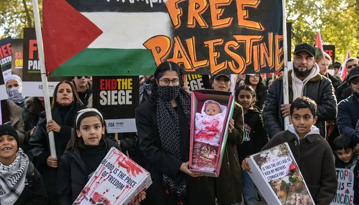 During the protest, the protesters chanted 'stop the bombing' and 'cease the war at the same time' to immediately stop the ongoing Israeli brutality in Gaza - Photo: Al Jazeera