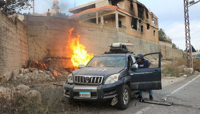 لبنان میں حزب اللہ اور اسرائیلی فوج کے درمیان جھڑپ کے دوران اسرائیلی فوج نے براہ راست کوریج کرنے والے صحافیوں پر فضائی حملہ کردیا/ فوٹو اے ایف پی