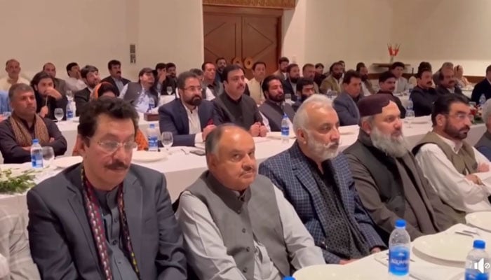 نواز شریف اور شہباز شریف نے بلوچستان سے تمام سیاسی شخصیات کو پارٹی میں شمولیت پر مبارک دی اور خوش آمدید کہا— فوٹو: اسکرین گریب