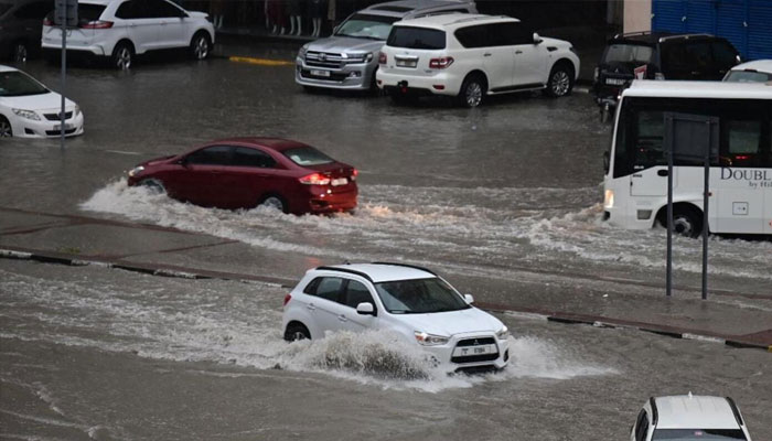 دبئی میں گرج چمک کے ساتھ شدید بارش ریکارڈ کی گئی جب کہ ابوظبی اور فجیرہ میں درمیانے درجے کی بارش ہوئی/ فوٹو خلیجی میڈیا