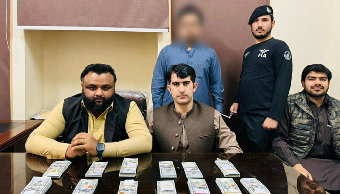 گرفتار انسپکٹر واجد طورخم بارڈر پر تعینات تھا اور ملزمان کو اسمگلنگ میں معاونت دے رہا تھا: ایف آئی اے/ فوٹو ایف آئی اے