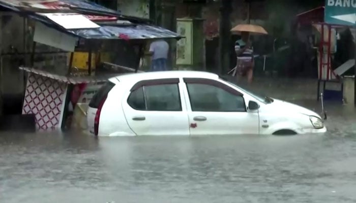 چنئی شہر کے بیشتر علاقے پانی میں ڈوبے ہوئے ہیں جب کہ نشیبی علاقوں میں گھروں میں پانی داخل ہوگیا ہے: بھارتی میڈیا/ اسکرین گریب