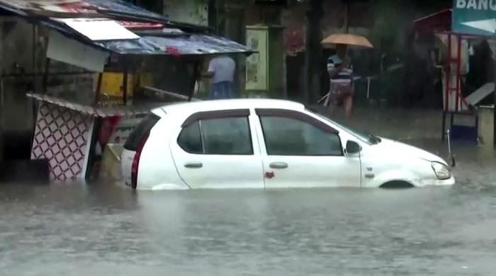 بھارت: چنئی میں طوفان کے باعث شدید بارشیں، سڑکوں کے ساتھ ائیرپورٹ بھی تالاب بن گیا