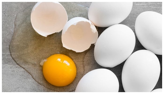 یہ انڈے بظاہر بالکل اصل انڈوں کی طرح دکھائی دیتے ہیں لیکن انہیں کھانے سے انسانی جسم مختلف بیماریوں کا شکار ہوسکتا ہے__فوٹو: فائل