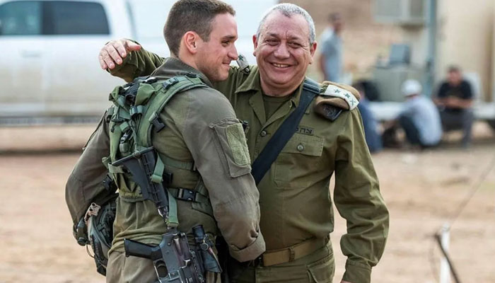 حماس سے جھڑپوں میں ہلاک ہونے والے اسرائیلی فوجی گال آئزن کے والد سابق اسرائیلی آرمی چیف موجودہ اسرائیلی کابینہ میں وزیر کے عہدے پر بھی فائز ہیں— فوٹو: اسرائیلی میڈیا
