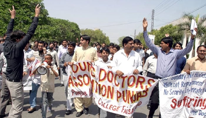 ینگ ڈاکٹرز کی جانب سے صوبے بھر میں فوری طور پر ہڑتال ختم کرنے کا اعلان انتہائی خوش آئند اور قابل ستائش ہے: نگران وزیر صحت/ فائل فوٹو